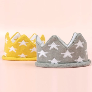 Détail de bandeaux couronnes en tricot pour bébé avec motifs d'étoiles en jaune et gris