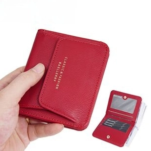 Dettaglio interno del portafoglio in pelle rossa con slot per carte e finestra ID chiara