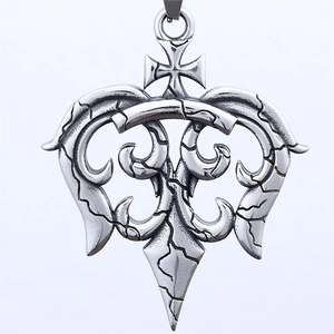 Pendentif coeur gothique en acier argenté avec croix et texture craquelée vintage