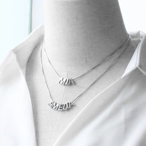 Collana con nome argento personalizzata con pendenti MIA e AMELIA su catena a serpente