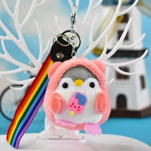 Nahaufnahme eines süßen Plüsch-Pinguin-Schlüsselanhängers mit rosa Kapuze und Eis.