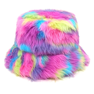Chapeau bob en fausse fourrure arc-en-ciel coloré avec texture duveteuse pour style urbain