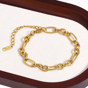 Vue détaillée du bracelet à maillons épais en acier inoxydable doré dans un plateau