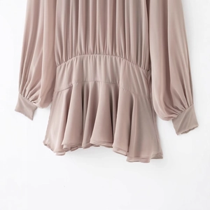 Robe courte fluide en mousseline à manches longues avec détails plissés rose poudré