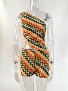 Détails du haut asymétrique et du short avec texture de maille au crochet en zigzag coloré