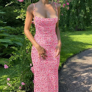 Robe longue moulante à fleurs avec dos nu pour femme dans un jardin d'été chic