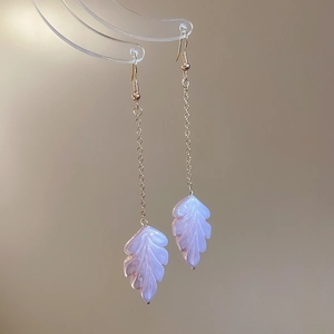 Élégantes boucles d'oreilles dorées avec pendentif feuille en résine violette irisée