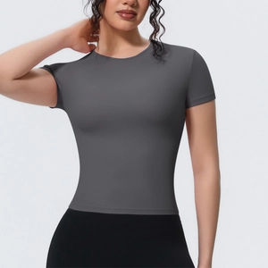 Détail du t-shirt de yoga gris foncé respirant coupe ajustée avec tissu haute élasticité