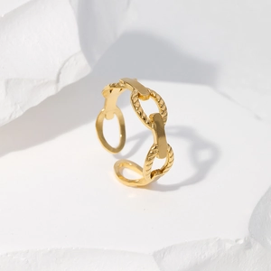 Détail de la bague réglable en acier titane doré avec maillons plats et torsadés