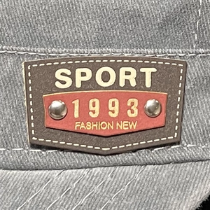 Cappello a cima piatta in cotone lavato grigio con toppa sportiva in pelle e rivetti
