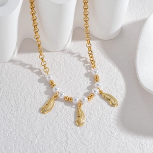 Collier élégant en acier titane doré avec perles blanches et trois breloques de plumes