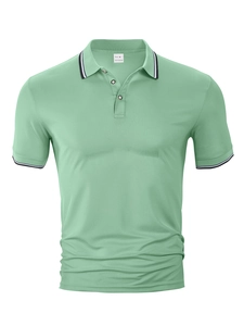 Détail du col d'un polo vert menthe avec rayures bleu marine et texture piquée
