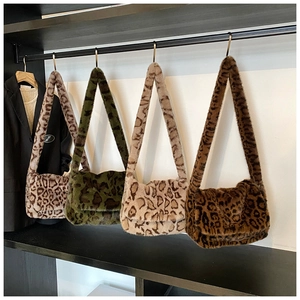 Detalle de cuatro bolsos tote de peluche con estampado de leopardo en tonos de otoño
