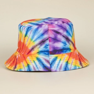 Dettaglio del cappello alla pescatora tie-dye colorato con cuciture di rinforzo sulla tesa