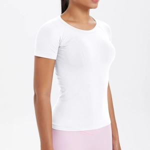 Dettaglio della maglietta da yoga bianca senza cuciture con texture traspirante e slim fit
