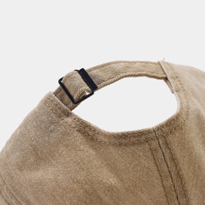 Gros plan d'une casquette vintage avec boucle en métal réglable et tissu en coton délavé