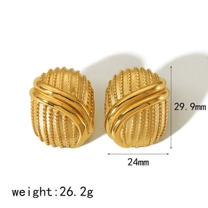 Détails des boucles d'oreilles croissant en or 18k avec dimensions et poids précis
