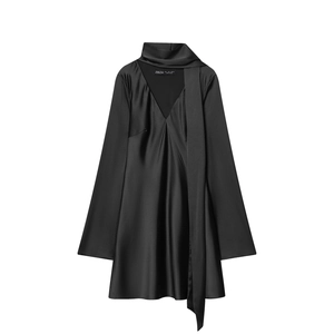 Robe longue noire élégante en satin à manches longues avec lustre soyeux sur fond blanc