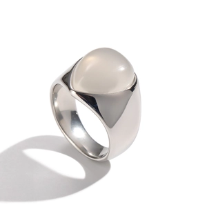 Détail d'une bague en acier titane argenté ornée d'une grande pierre ovale blanche