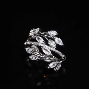 Anillo de plata con diseño de hojas y circonitas de talla marquesa elegante