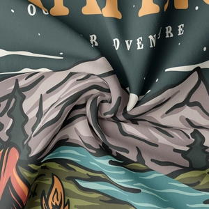 Détail macro de la tenture camping montrant la texture sergée épaisse et l'imprimé