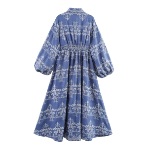 Robe longue bleue de style français avec broderie florale et manches lanternes vue arrière