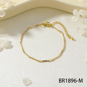Dettaglio del bracciale a catena dorata con chiusura a moschettone e catenella regolabile