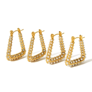 Set aus 18k vergoldeten geometrischen Ohrringen mit Kunstperlen und Kristallen