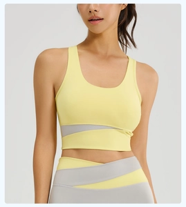 Détail d'un soutien-gorge de sport avec épissure diagonale grise sur la bande inférieure