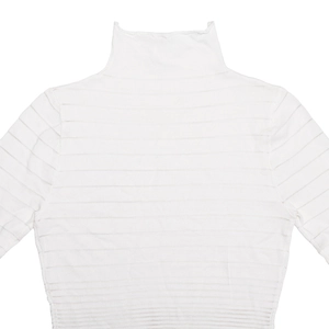 Detailaufnahme weißer Rollkragen-Strickware mit horizontaler Rippstruktur und schmaler Passform