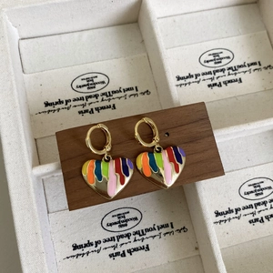 Boucles d'oreilles cœur arc-en-ciel avec émail coloré sur crochets dorés