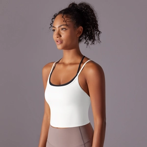 Gros plan d'un soutien-gorge de sport blanc avec de fines bretelles et des bords noirs
