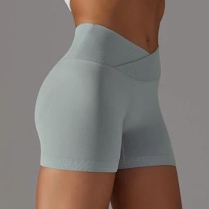 Dettaglio della vita alta a incrocio a V su pantaloncini da yoga grigi senza cuciture