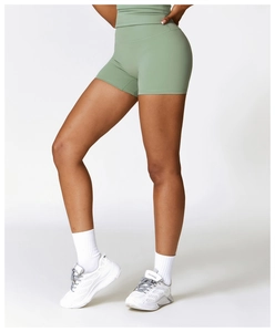 Vista dettagliata dei pantaloncini da yoga a vita alta verde salvia con effetto push-up