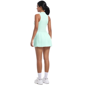 Vue détaillée du dos de l'ensemble jupe plissée vert menthe et gilet polo sans manches