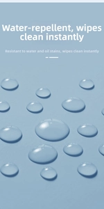 Vista macro del sottomano azzurro idrorepellente con gocce d'acqua sulla superficie