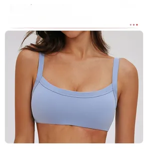 Dettaglio dello scollo a U sul reggiseno sportivo lilla con doppie spalline sottili