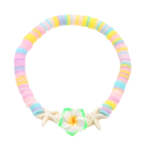 Dettaglio del bracciale di perline colorate con fiore di plumeria e ciondoli a stella marina