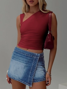Débardeur rouge moulant à une épaule Y2K avec short en jean et sac assorti