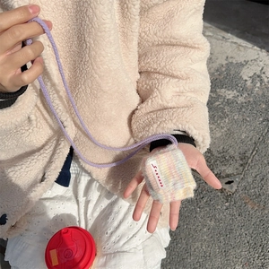 Primo piano della mini custodia per cuffie in peluche pastello con cordino e logo SOZAKKA