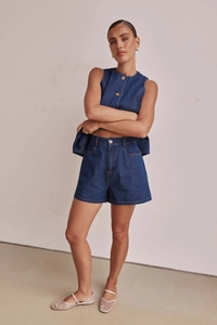 Set in denim blu scuro senza maniche con top abbottonato e pantaloncini a vita alta