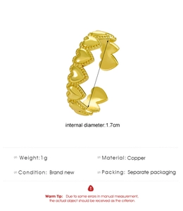 Dettaglio macro dell'anello a cuore d'oro con misure e specifiche del materiale rame