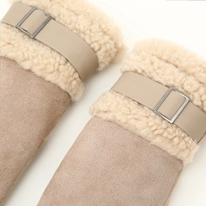 Gants d'hiver en daim beige pour femmes avec bordure en fausse fourrure et boucle en métal