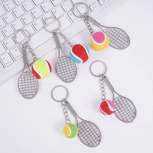 Détail de mini-porte-clés raquettes de tennis avec balles multicolores rouge, bleu et rose