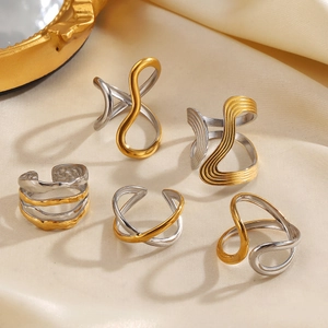 Abstrakte geschwungene Edelstahlringe Set in Gold und Silber Bi-Color Optik