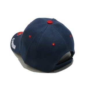 Detailansicht der dunkelblauen Kanada Baseballkappe mit hochwertiger Stickerei und Nähten
