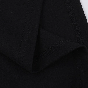Gros plan sur le tissu en dentelle noire montrant la texture fine et les coutures soignées