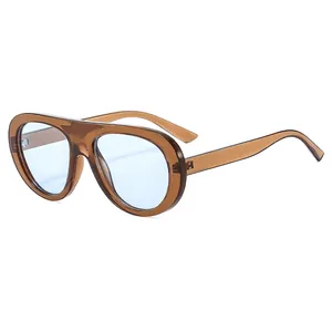 Occhiali da sole pilota alla moda con montatura marrone ambra e lenti azzurre su bianco