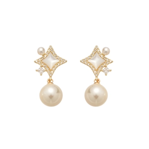 Boucles d'oreilles géométriques dorées avec incrustation carrée et perles blanches