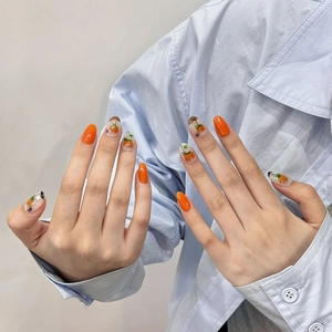Faux ongles faits main orange avec motifs floraux d'automne et calligraphie chinoise
